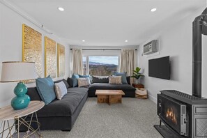 Smart TV y chimenea 