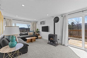 Smart TV y chimenea 