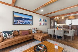 Smart TV, fireplace - Gorgeous NEW Trapp Villa: Mountain View, Pool&More (Stowe)