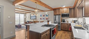 Gorgeous NEW Trapp Villa: Mountain View, Pool&More