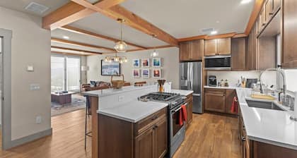 Gorgeous NEW Trapp Villa: Mountain View, Pool&More