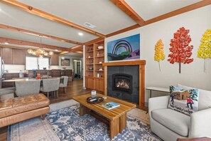 Smart TV, fireplace - Gorgeous NEW Trapp Villa: Mountain View, Pool&More (Stowe)