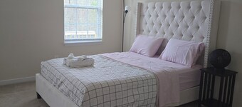 Charming 3-bedroom townhome in Midlothian with WiFi, TV and AC