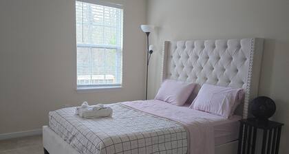 Charming 3-bedroom townhome in Midlothian with WiFi, TV and AC