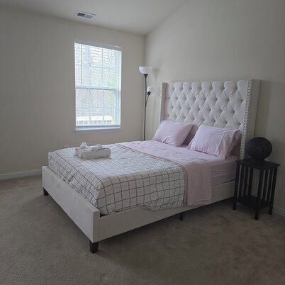 Charming 3-bedroom townhome in Midlothian with WiFi, TV and AC