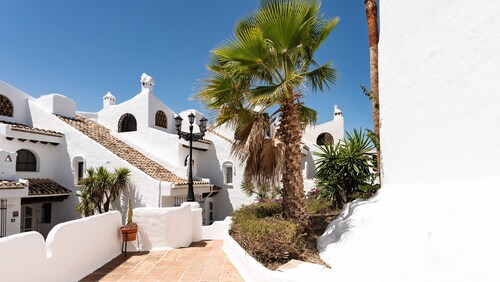 Seaview/3BED/Sauna/Pool/Parking  REF033