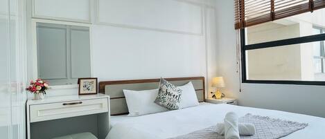 2 室のベッドルーム、セーフティボックス (室内)、デスク、アイロン / アイロン台