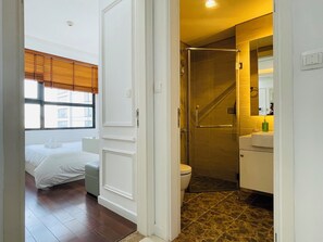 2 bedrooms, in-room safe, desk, iron/ironing board