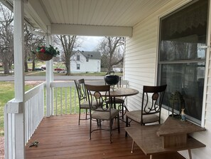 Outdoor dining - Vintage Villa In Laurel, NE (Laurel)