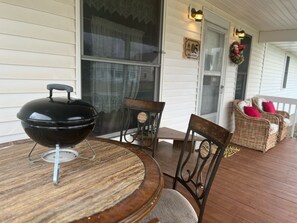Outdoor dining - Vintage Villa In Laurel, NE (Laurel)