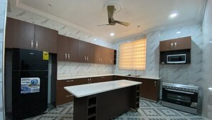 Dishwasher, blender, cookware/dishes/utensils - DJ Villa Your Premium Stay-NF13 (Tema Community 25-Dawhenya)