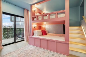 4 habitaciones, escritorio y tabla de planchar con plancha 