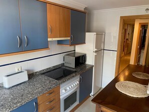 Een magnetron, een oven, een vaatwasser