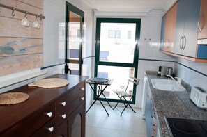 Microwave, oven, dishwasher, coffee/tea maker