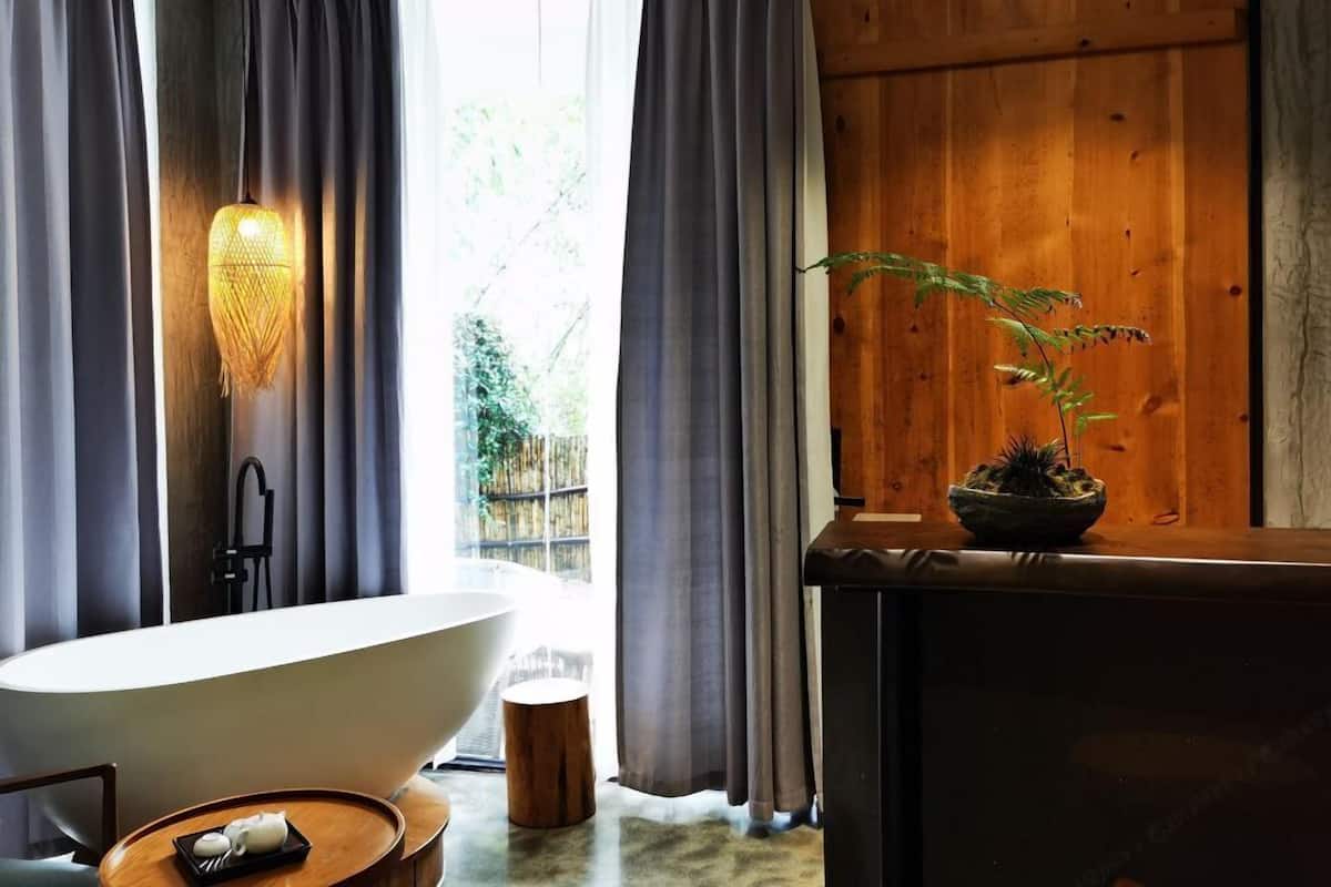 Habitación básica doble, vista al jardín | Tabla de planchar con plancha y wifi gratis
