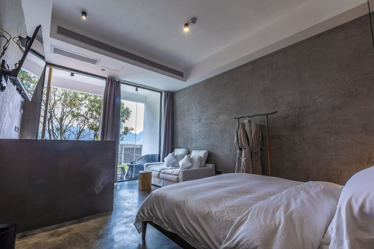 Habitación doble Confort, vista al jardín | Tabla de planchar con plancha y wifi gratis