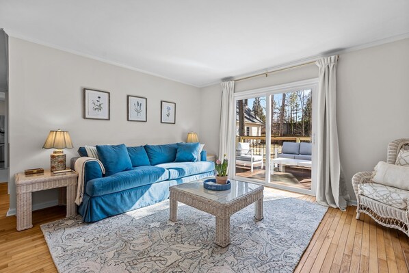 Smart TV, books, stereo