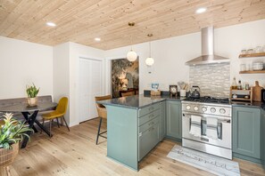 Kylskåp, mikrovågsugn, ugn och spishäll