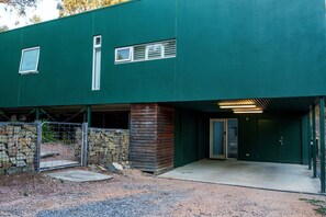 Exterior - Montez Home Oasis: Private Pool Retreat (Castlemaine)