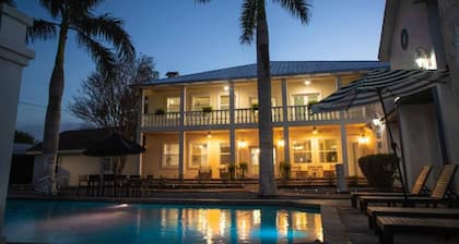 Cozy Mansion / Pool & Jacuzzi / Cinema / Game Room