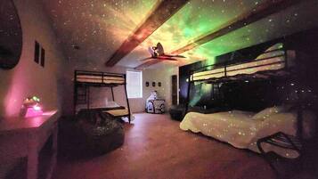 6 bedrooms, desk, iron/ironing board, travel crib