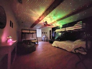 6 bedrooms, desk, iron/ironing board, travel crib