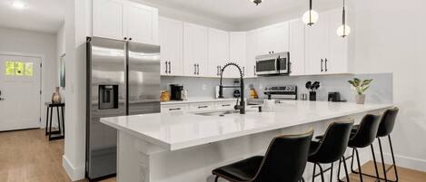 Frigorífico, microondas, horno y placa de cocina