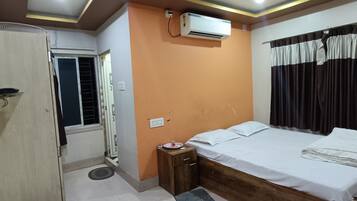 Standard Double Room | Desk, free WiFi
