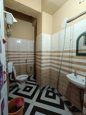 Shower, free toiletries, towels, soap - Deteex Hotel Duex (Barakpur)
