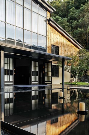 A modern building with large windows, a wooden facade, and a reflective black floor. - Jingdezhen Xingshan Shiwai Dongliyuan (Jingdezhen)