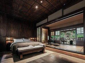 عناصر مجانية داخل الميني بار وستائر تعتيم وتجهيزات عازلة للصوت