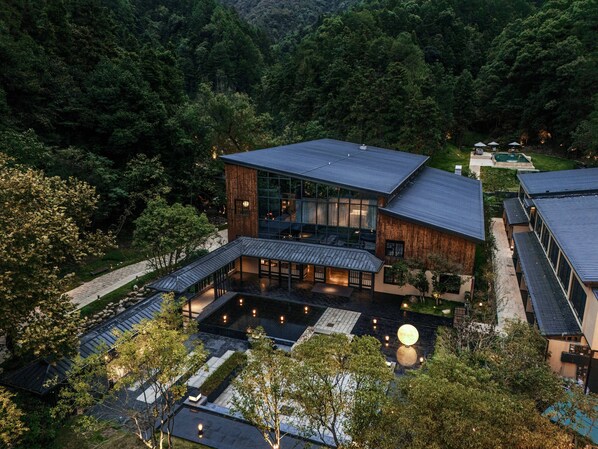 المنشأة من الخارج