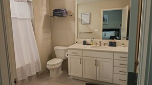 Een haardroger, handdoeken, zeep, toiletpapier