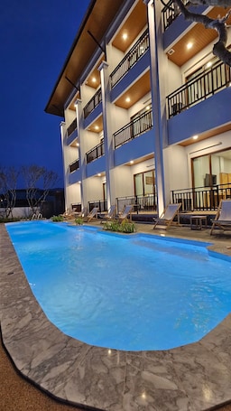 2 outdoor pools. Sand & River Hotel