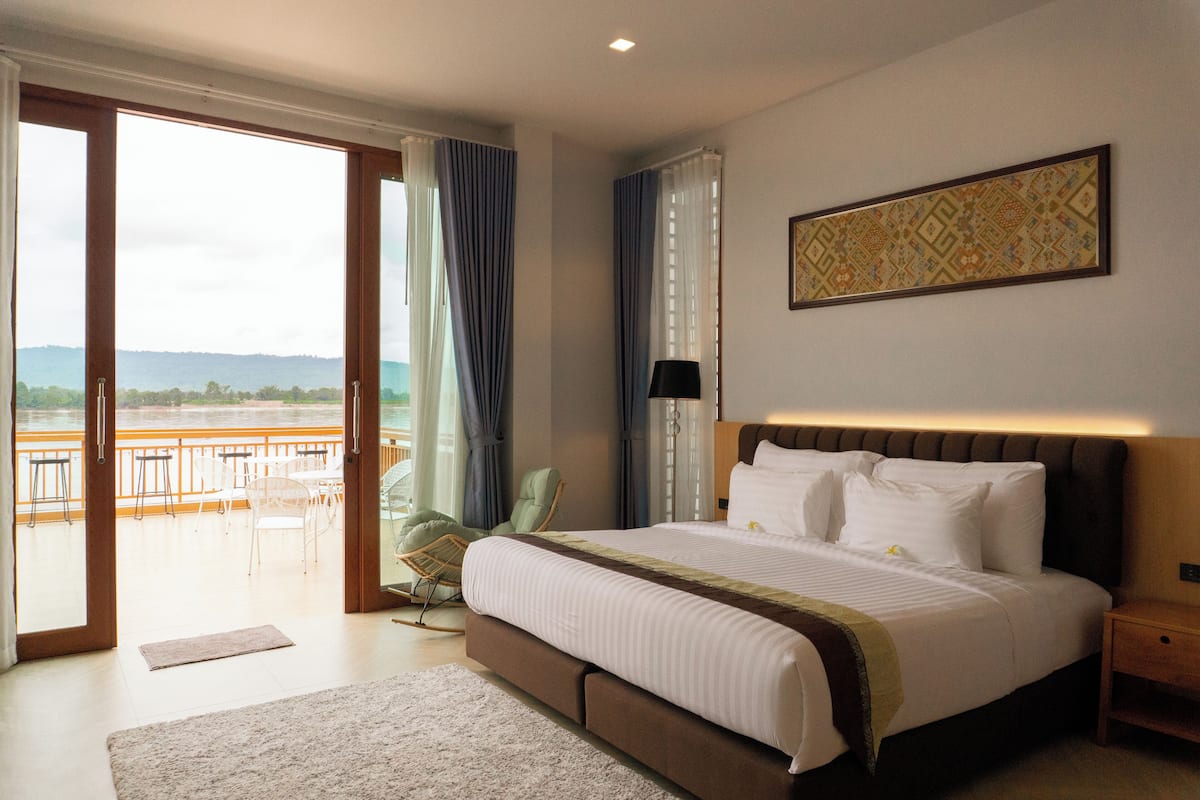 Minibar, free WiFi, bed sheets