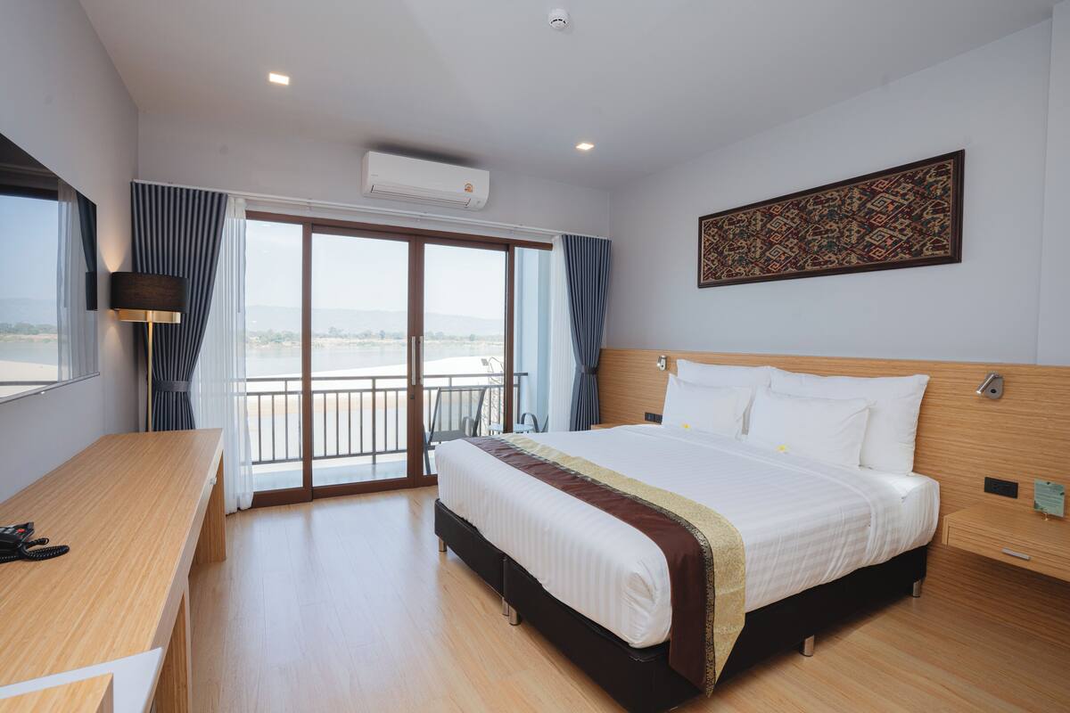 Minibar, truy cập Internet không dây miễn phí, bộ trải giường 