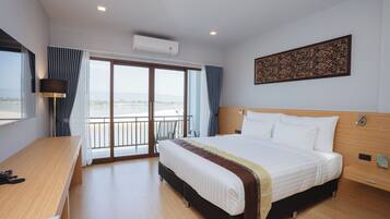 Minibar, free WiFi, bed sheets