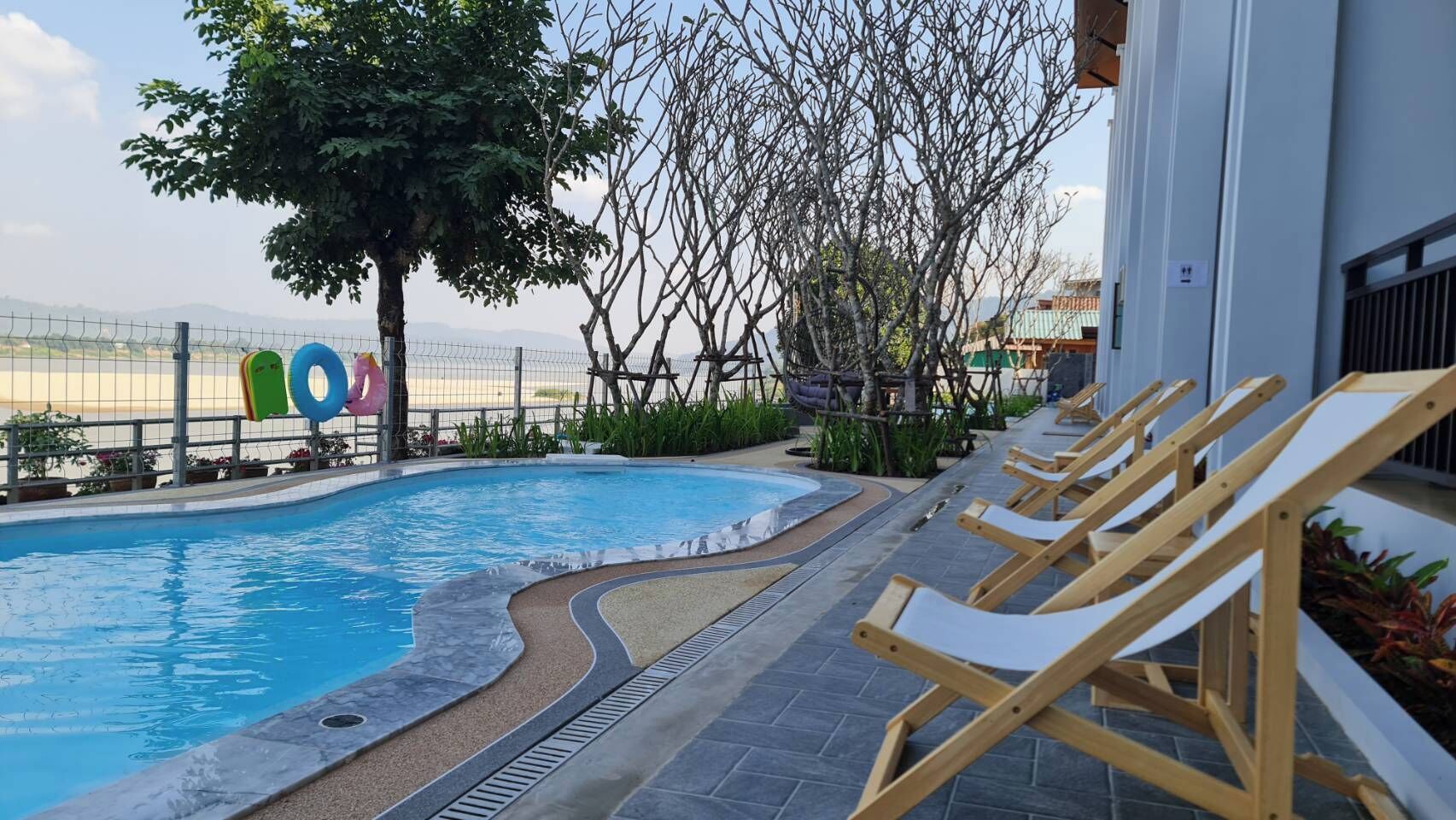 2 สระว่ายน้ำกลางแจ้ง