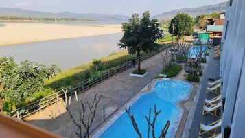 2 outdoor pools