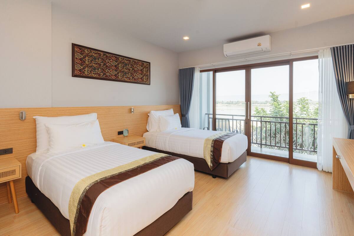 Minibar, truy cập Internet không dây miễn phí, bộ trải giường 