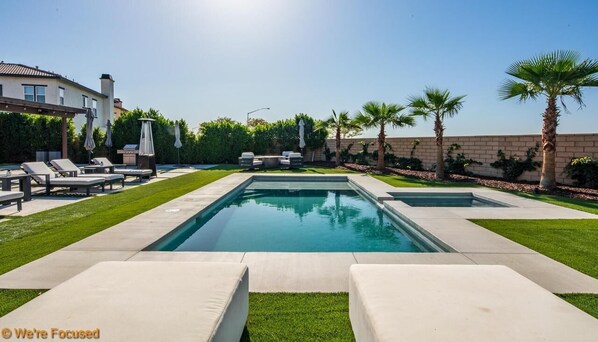 Alberca al aire libre y alberca climatizada