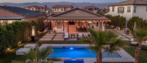 Una piscina al aire libre, una piscina climatizada