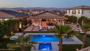 Alberca al aire libre y alberca climatizada