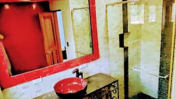 Ducha, toallas, jabón y papel higiénico