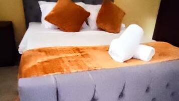 1 dormitorio, tabla de planchar con plancha, wifi y ropa de cama
