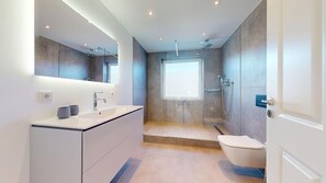 Dusche, Haartrockner, Handtücher