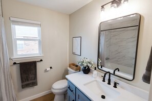 Séchoir à cheveux, serviettes fournies, savon, papier de toilette