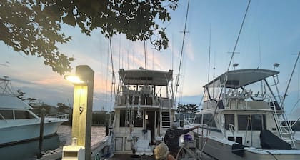 Charming Yacht in lovely Stuart Queen Master Room with Full Bathroom & Smart TV