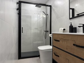 Ducha, secador de pelo y toallas