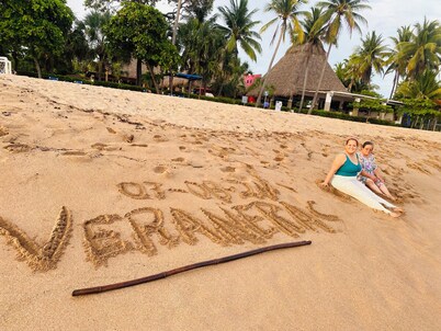 Charming 1-bedroom room with AC, refrigerator, WiFi, outdoor cooking area, pool,